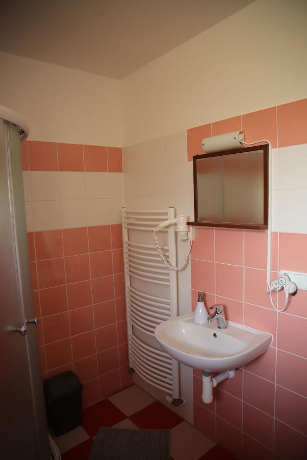 Penzion Amfik Bukovina Popovice  Exterior foto